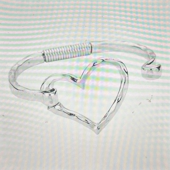 Pope Metal Heart Hook Bracelet - Picture 2 of 3